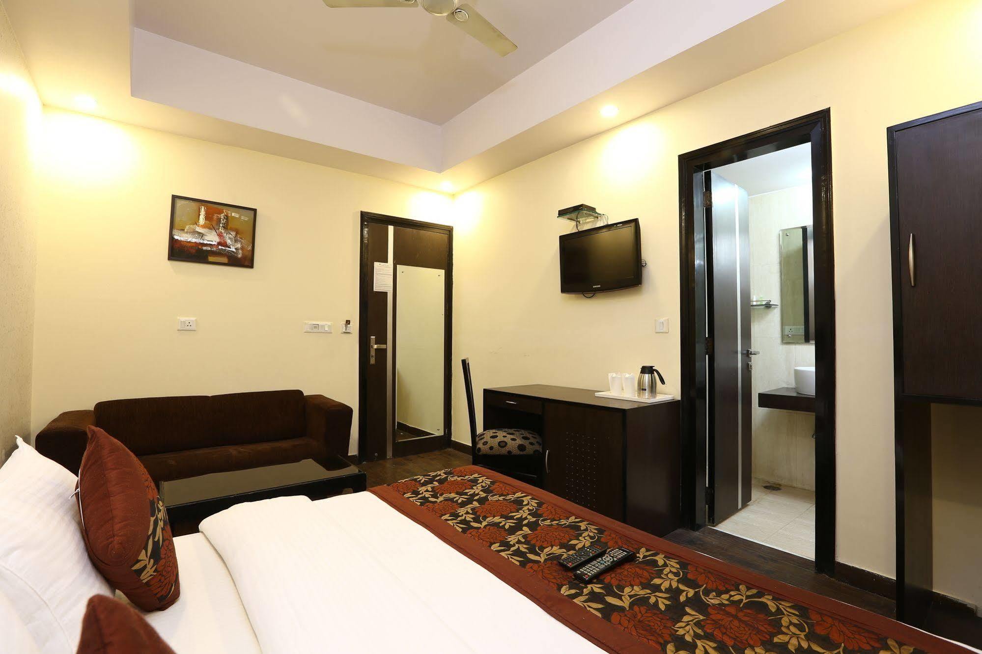 Hotel Kingston Park New Delhi Exterior photo
